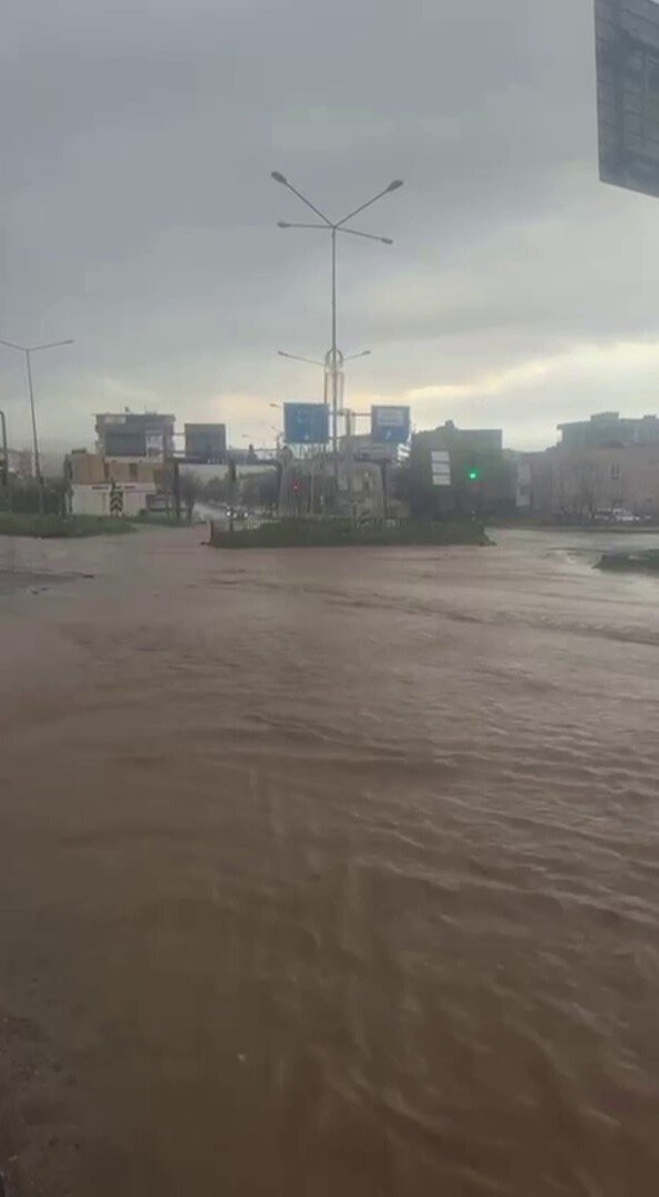 Kurtalan’da sağanak yağış hayatı olumsuz etkiledi
