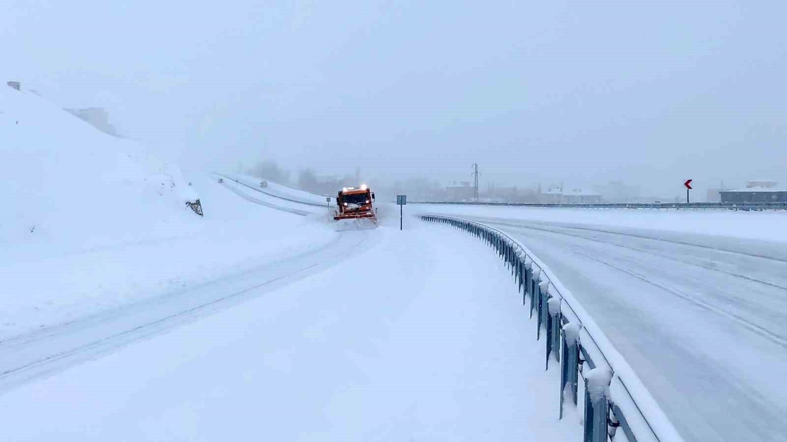 Kurubaş Geçidi’nde kar yağışı ve sis etkili oluyor
