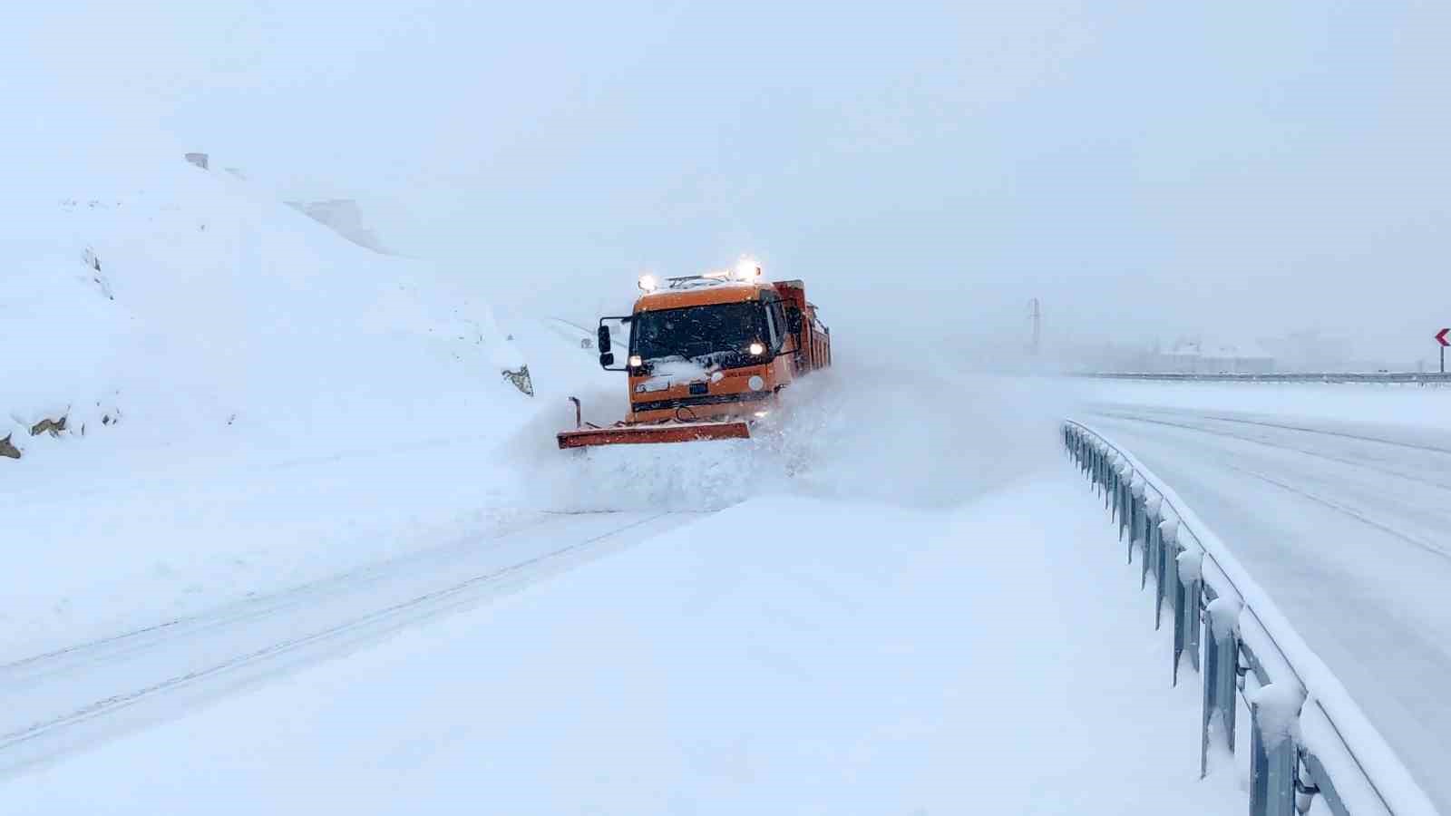 Kurubaş Geçidi’nde kar yağışı ve sis etkili oluyor
