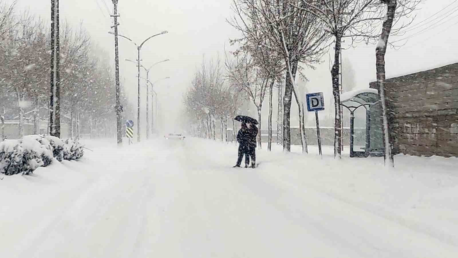 Kurubaş Geçidi’nde kar yağışı ve sis etkili oluyor
