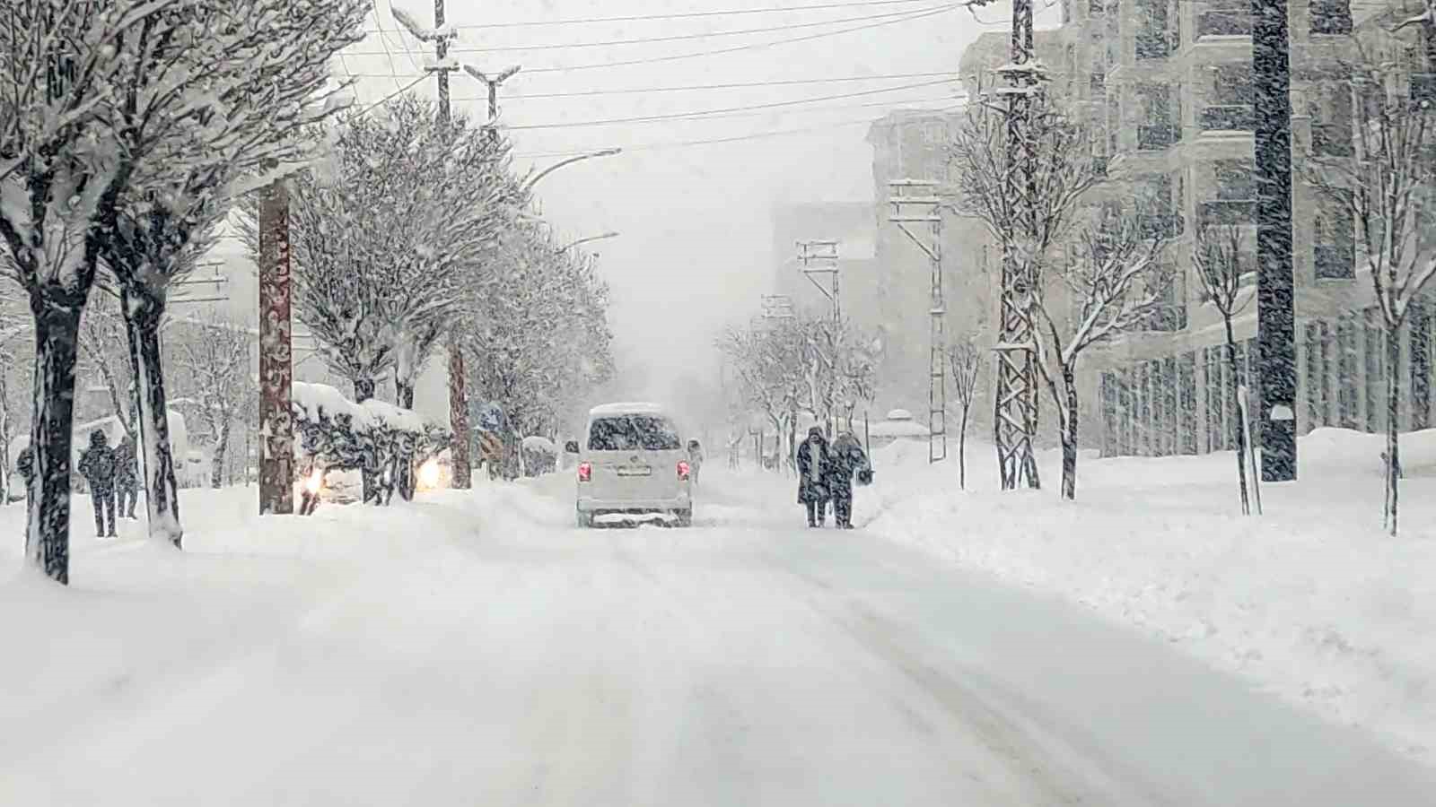 Kurubaş Geçidi’nde kar yağışı ve sis etkili oluyor
