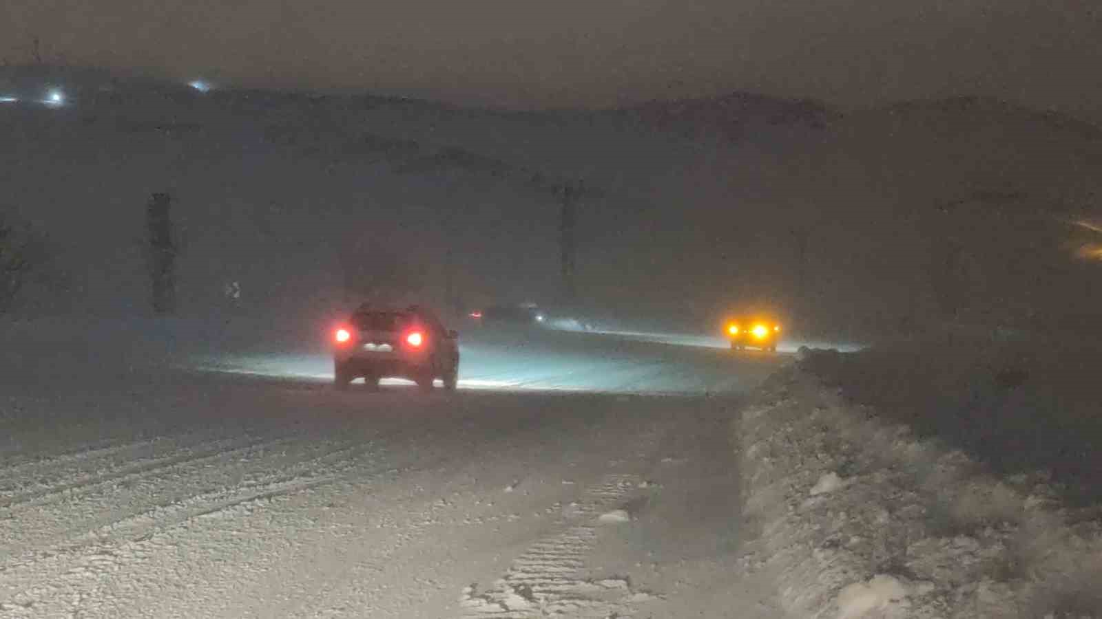 Kurubaş Geçidi’nde tipi etkili oluyor
