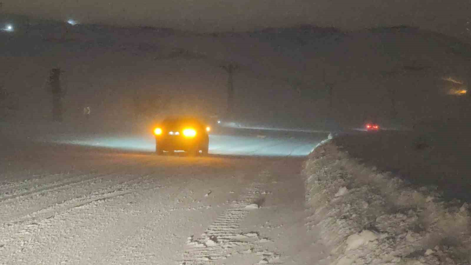 Kurubaş Geçidi’nde tipi etkili oluyor
