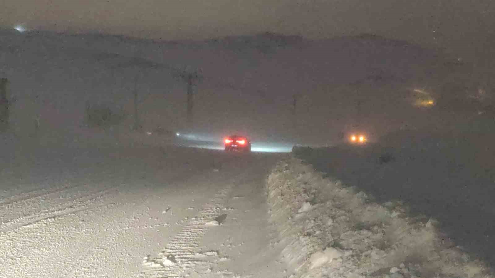 Kurubaş Geçidi’nde tipi etkili oluyor
