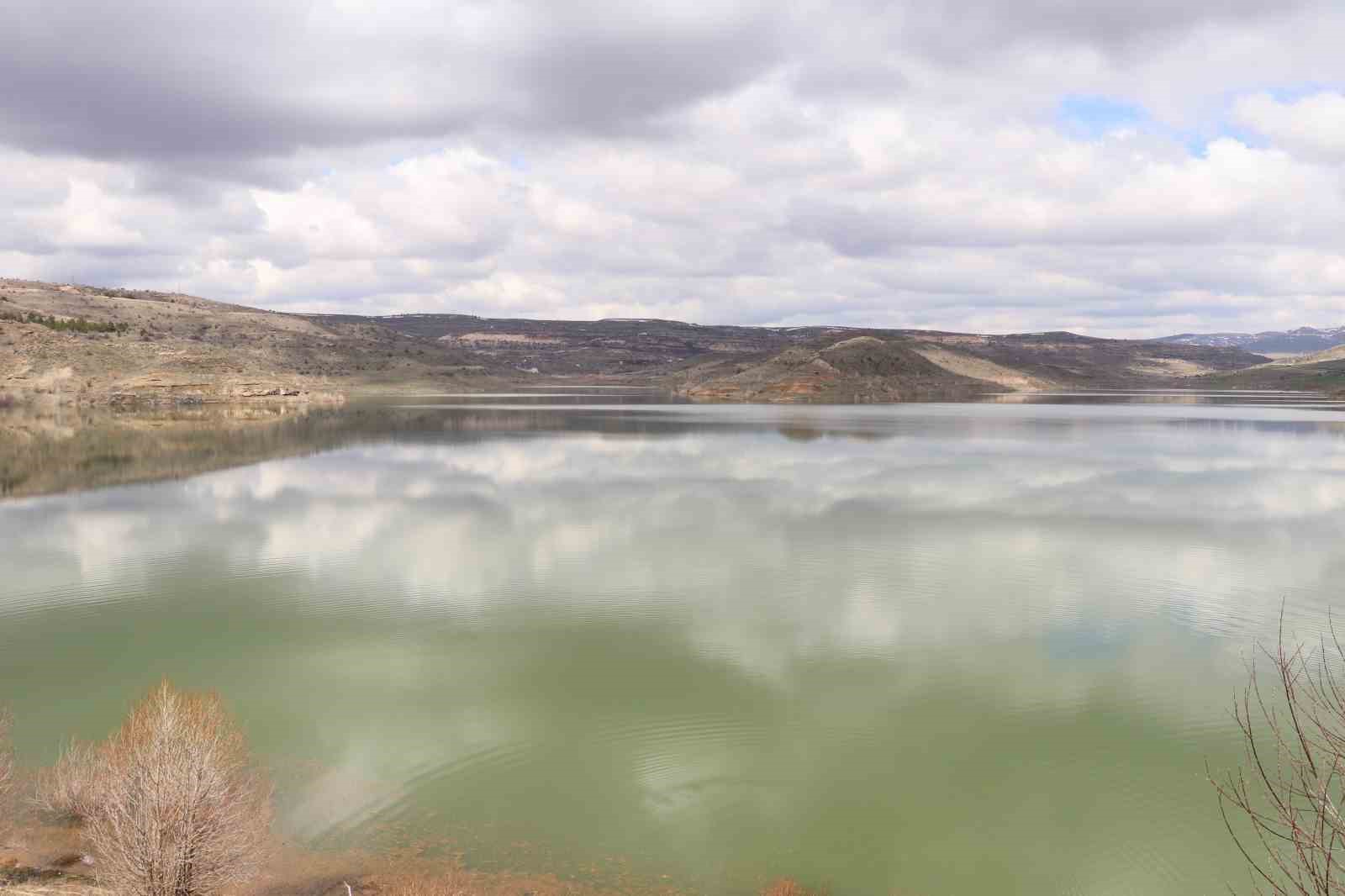 Kuruma noktasına gelen göl, üç ayda doldu taştı
