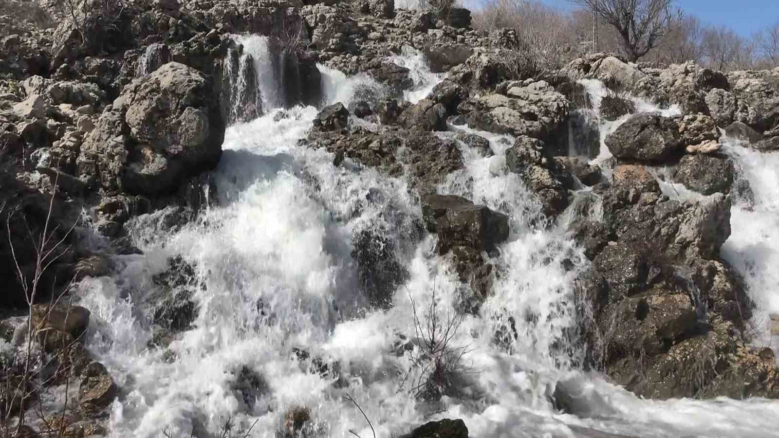 Kurumak üzere olan su kaynağı çağlayana dönüştü
