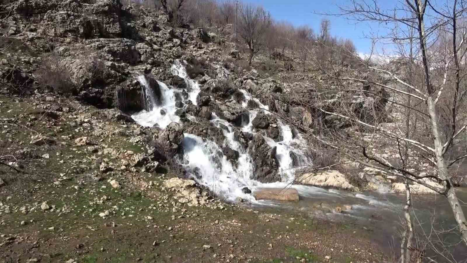 Kurumak üzere olan su kaynağı çağlayana dönüştü
