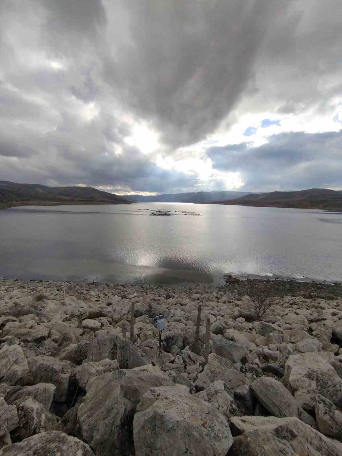 Kurumaya yüz tutan barajda doluluk oranı yüzde 50 seviyelerine yaklaştı
