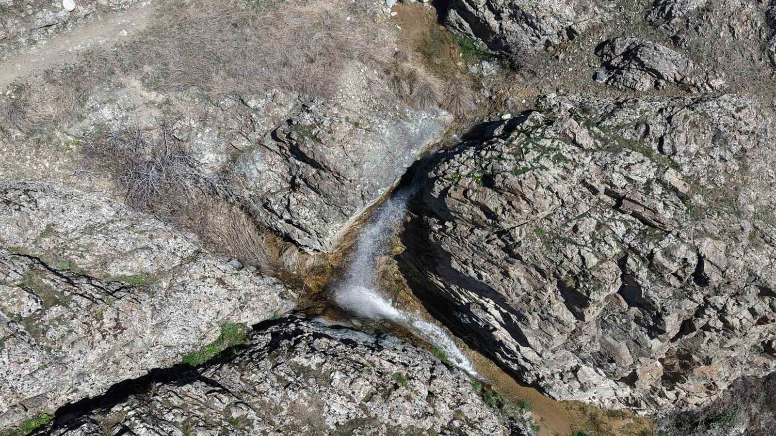 Kuruyan 30 yıllık şelale, yağışlarla birlikte yeniden canlandı
