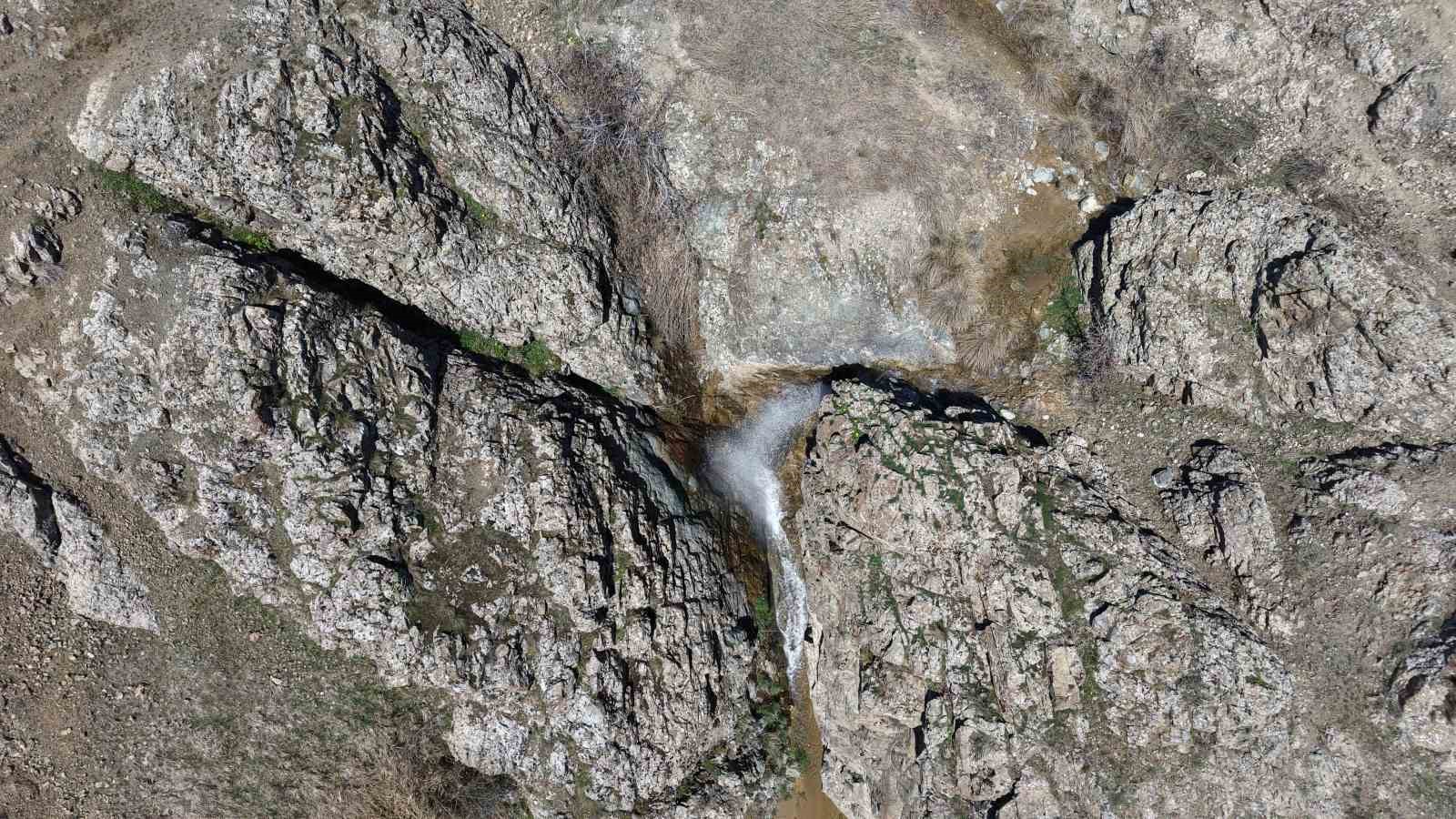 Kuruyan 30 yıllık şelale, yağışlarla birlikte yeniden canlandı
