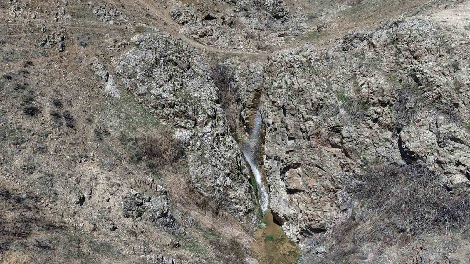 Kuruyan 30 yıllık şelale, yağışlarla birlikte yeniden canlandı
