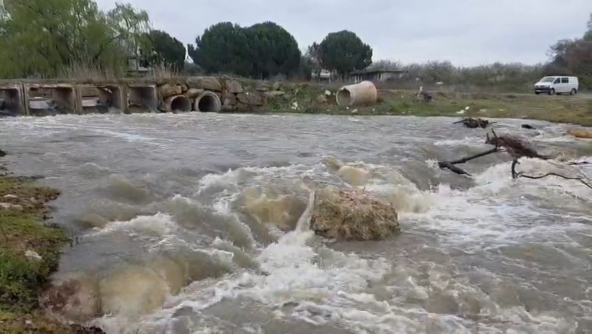 Kuruyan dere coştu, İznik Gölü’ne umut oldu
