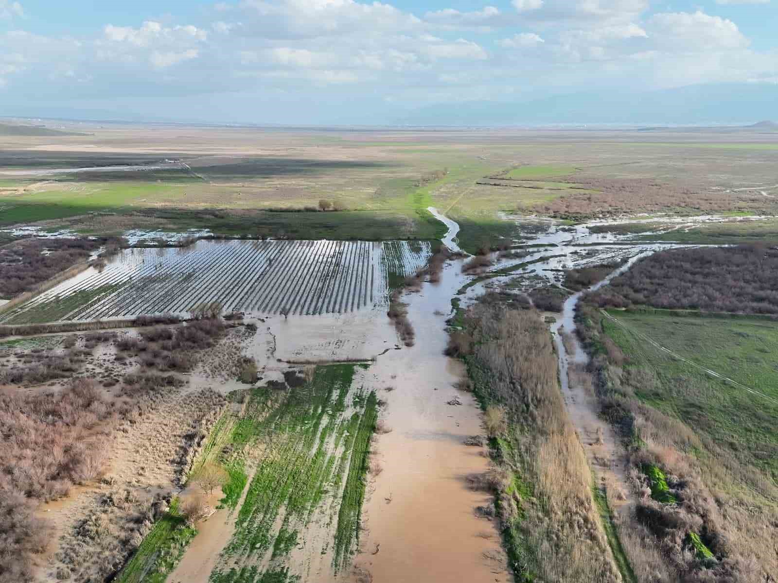 Kuruyan Marmara Gölü’ne yeniden su girişi başladı
