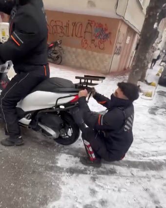 Kurye, buzlu zeminde kayarak eğlendi
