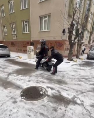 Kurye, buzlu zeminde kayarak eğlendi
