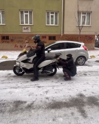 Kurye, buzlu zeminde kayarak eğlendi
