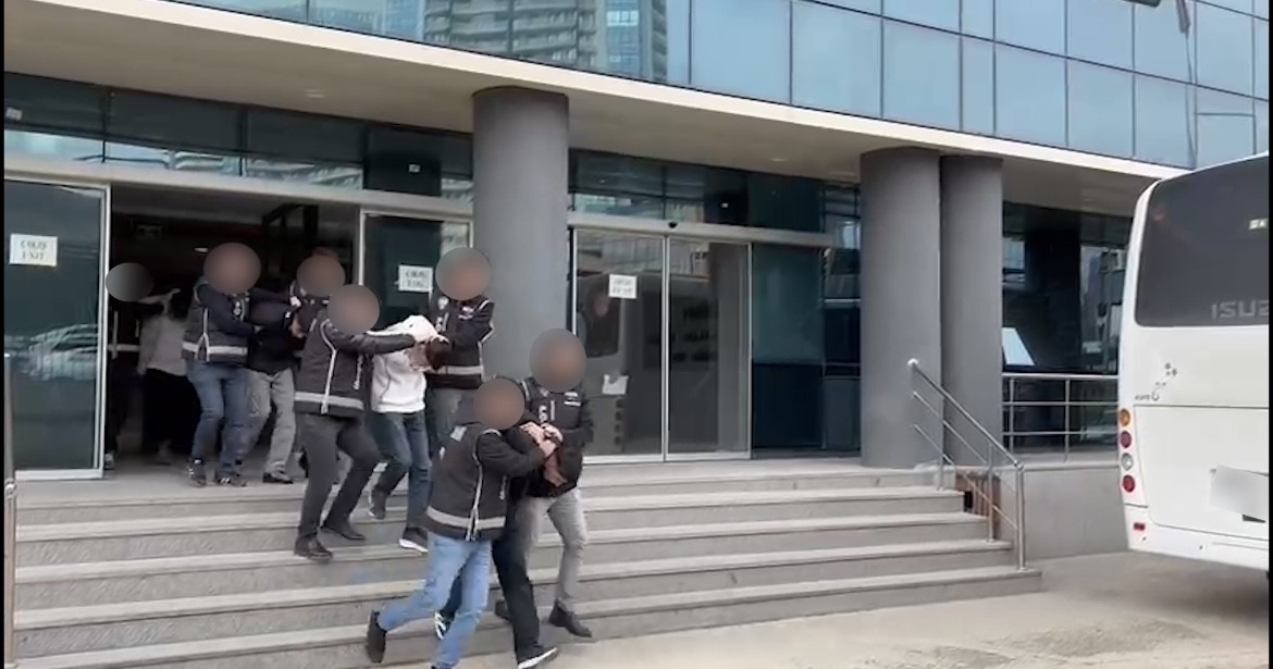 Kurye kılığıyla girdiler, silahla alıkoydular... Özel Harekat kapıları koçbaşıyla kırdı
