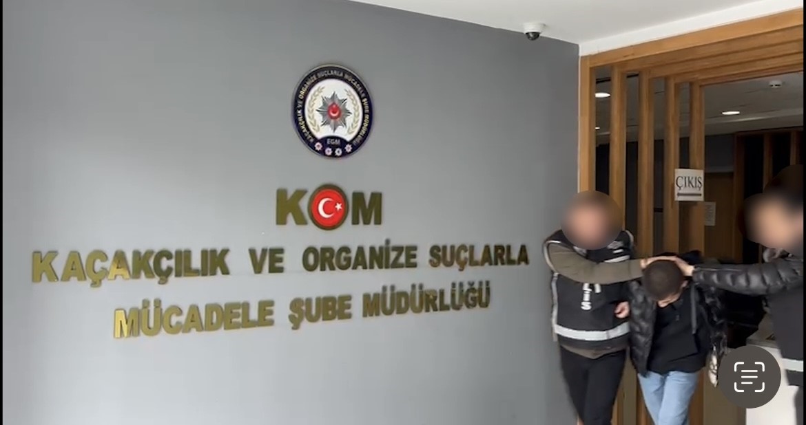 Kurye kılığıyla girdiler, silahla alıkoydular... Özel Harekat kapıları koçbaşıyla kırdı
