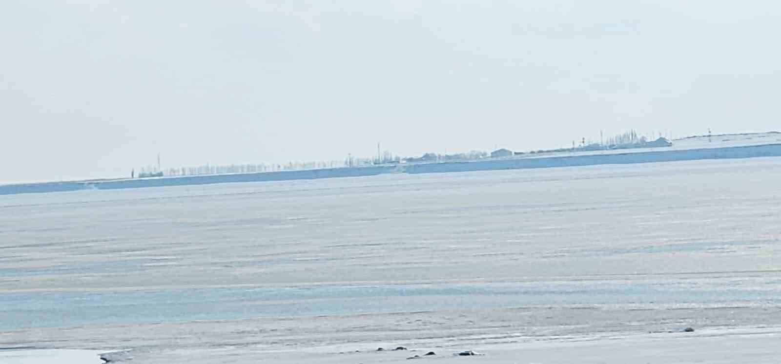 Kuş cenneti Arin Gölü kısmen dondu
