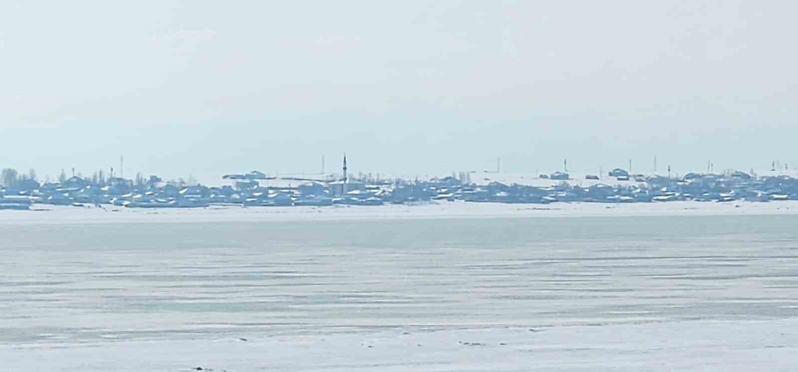 Kuş cenneti Arin Gölü kısmen dondu
