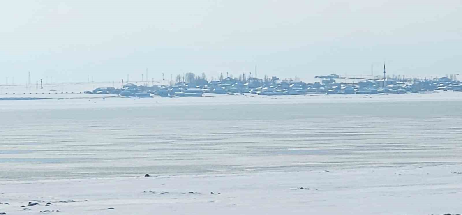 Kuş cenneti Arin Gölü kısmen dondu
