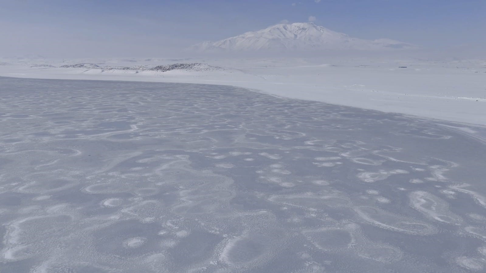 Kuş cenneti Arin Gölü kısmen dondu
