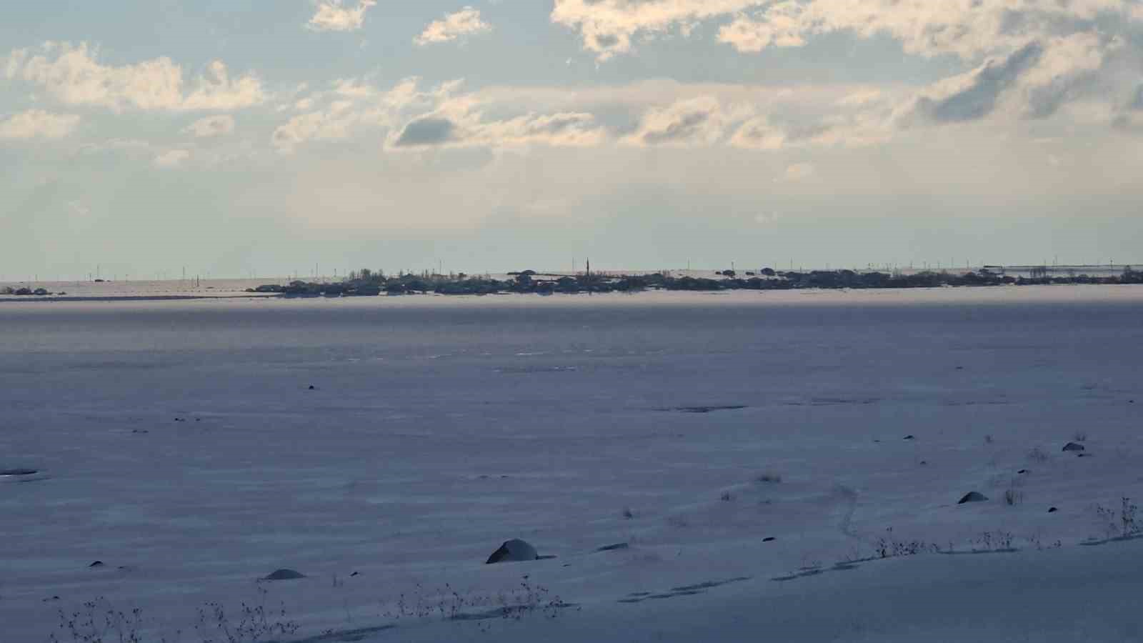 ‘Kuş cenneti’ Arin Gölü tamamen dondu
