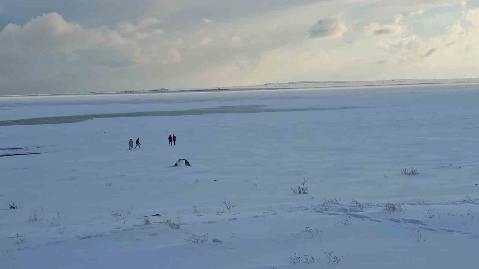 ‘Kuş cenneti’ Arin Gölü tamamen dondu
