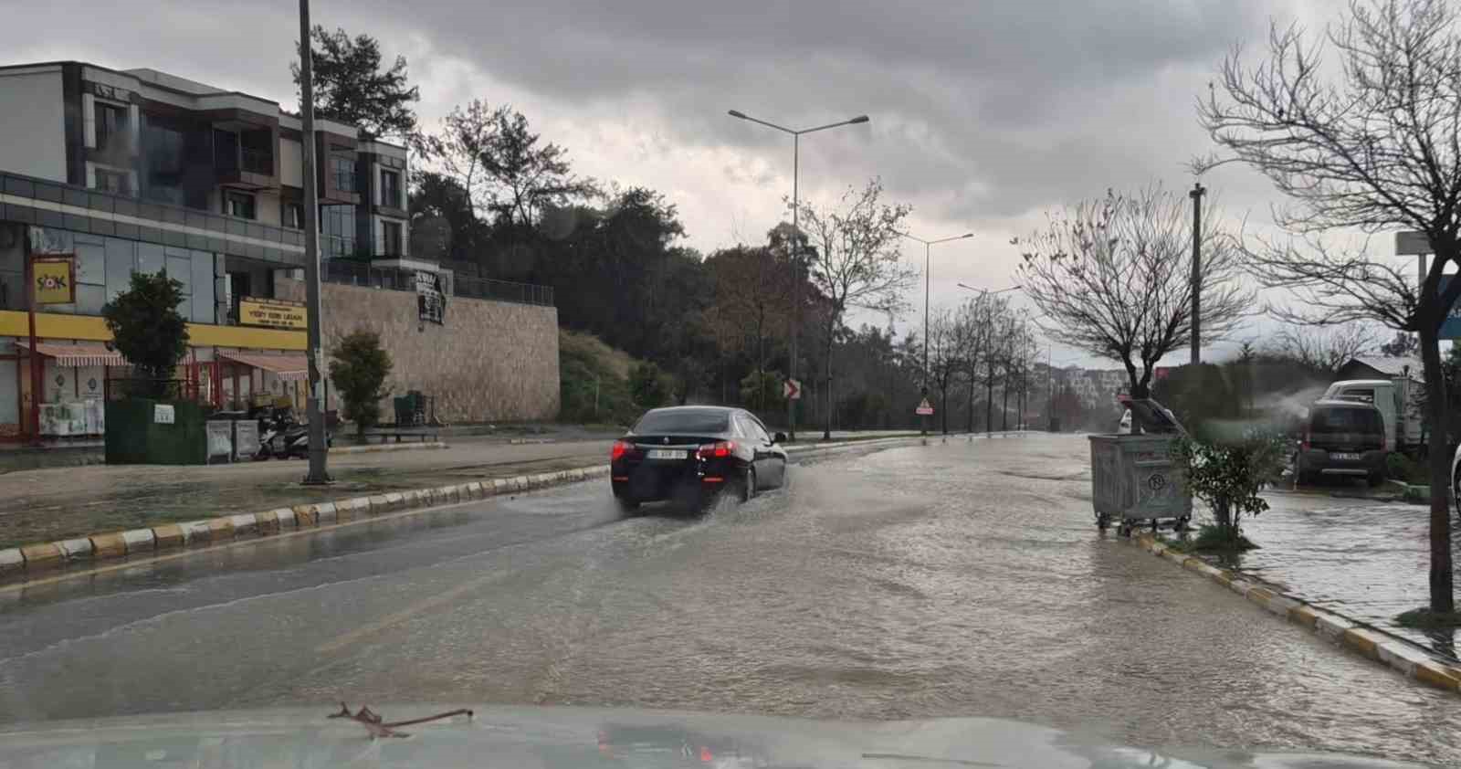 Kuşadası 30 dakikada yağışa teslim oldu, araçlar sele kapıldı
