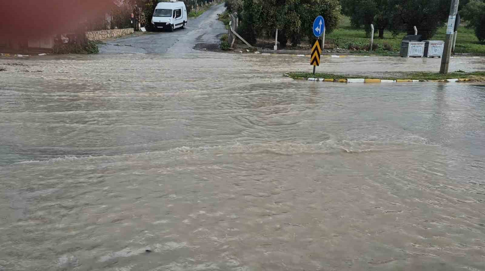 Kuşadası 30 dakikada yağışa teslim oldu, araçlar sele kapıldı
