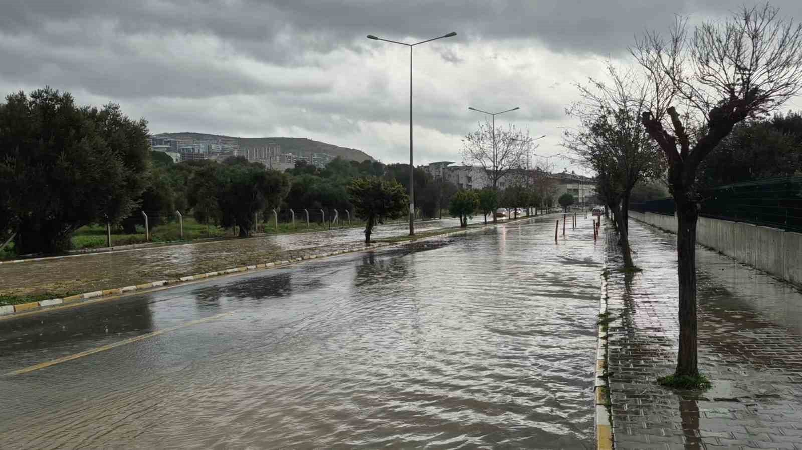 Kuşadası 30 dakikada yağışa teslim oldu, araçlar sele kapıldı
