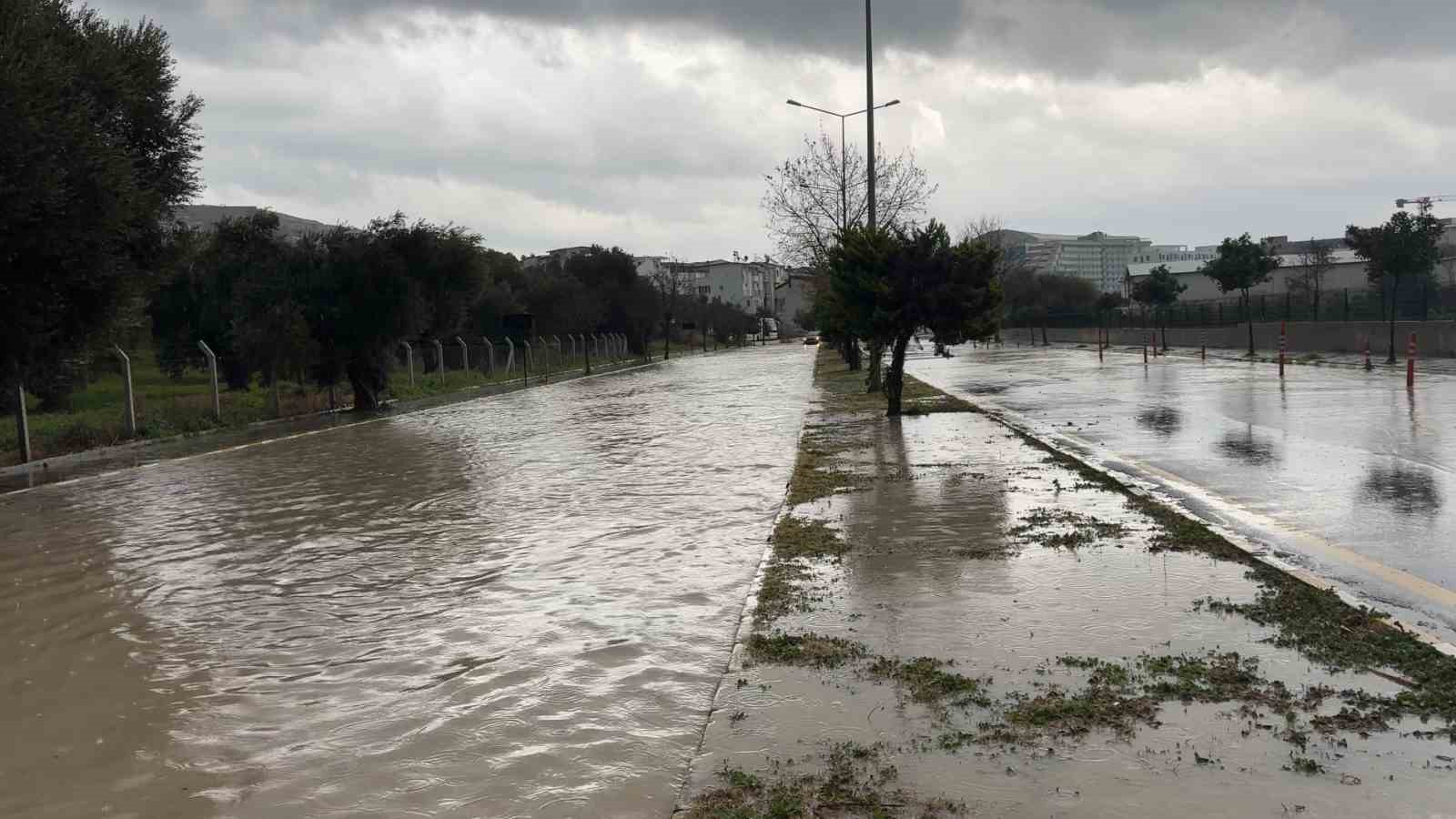Kuşadası 30 dakikada yağışa teslim oldu, araçlar sele kapıldı
