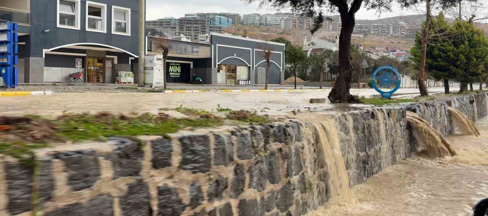 Kuşadası 30 dakikada yağışa teslim oldu, araçlar sele kapıldı
