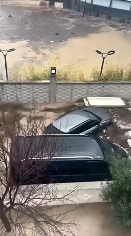 Kuşadası 30 dakikada yağışa teslim oldu, araçlar sele kapıldı
