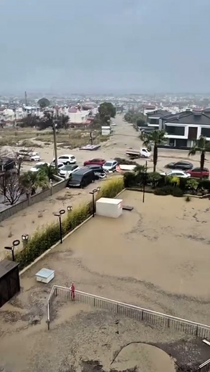 Kuşadası 30 dakikada yağışa teslim oldu, araçlar sele kapıldı
