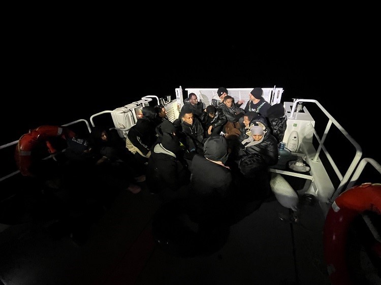 Kuşadası açıklarında 19 düzensiz göçmen yakalandı
