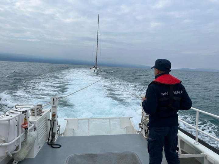 Kuşadası açıklarında motoru bozulan tekne kurtarıldı
