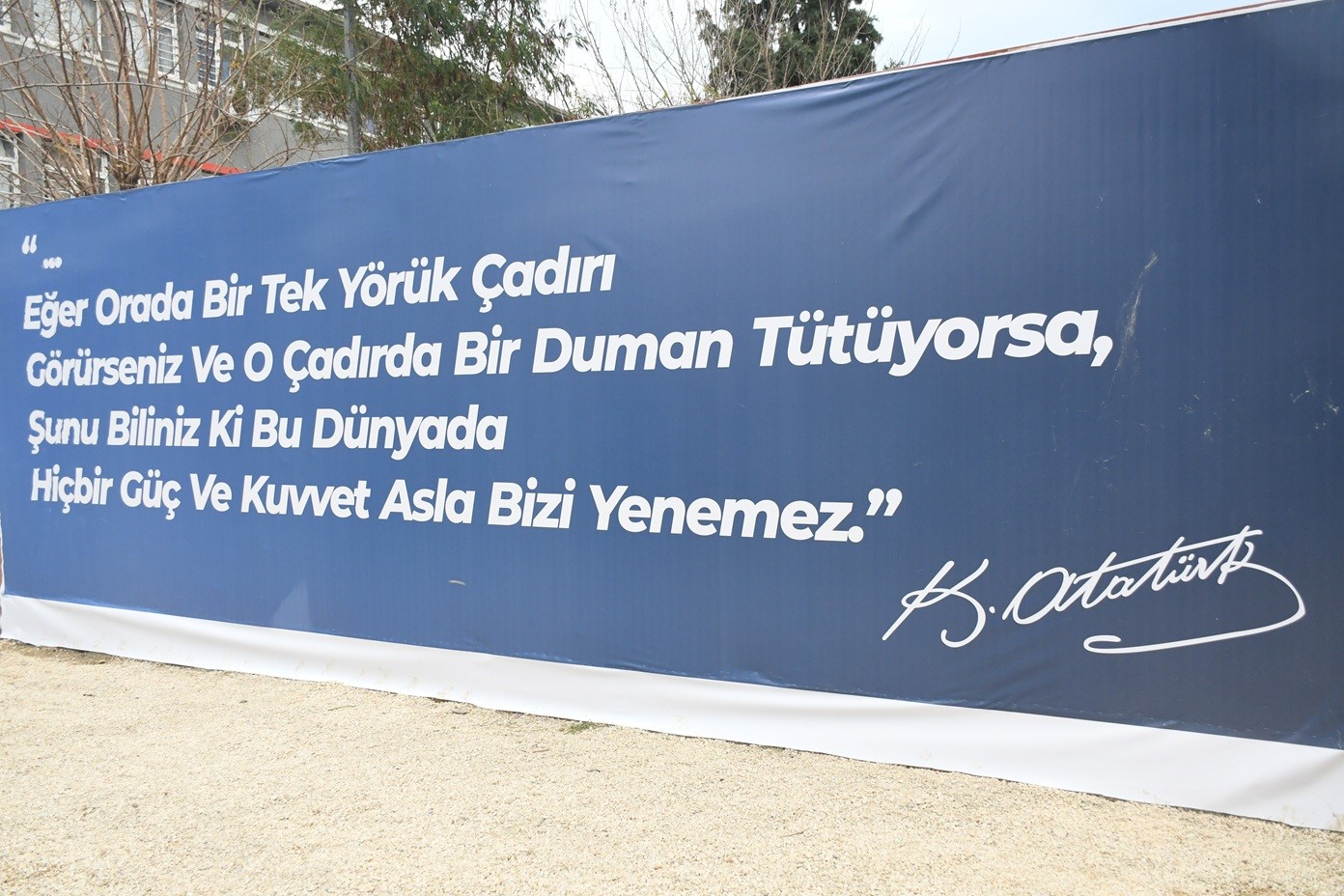 Kuşadası Belediyesi bazı birimlerini çadıra taşıdı
