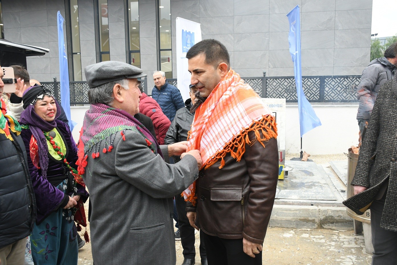 Kuşadası Belediyesi bazı birimlerini çadıra taşıdı

