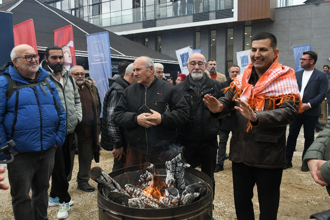 Kuşadası Belediyesi bazı birimlerini çadıra taşıdı
