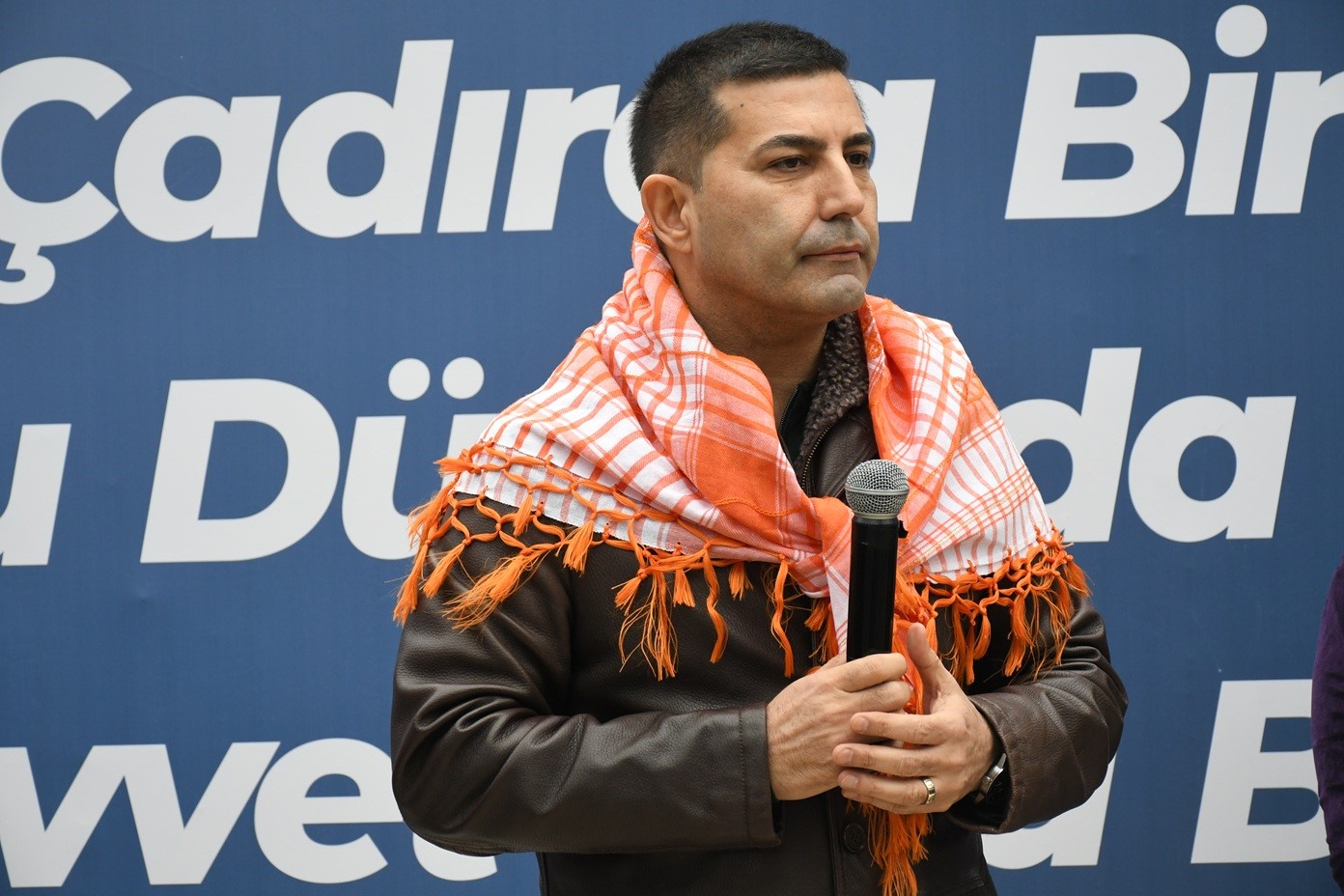 Kuşadası Belediyesi bazı birimlerini çadıra taşıdı
