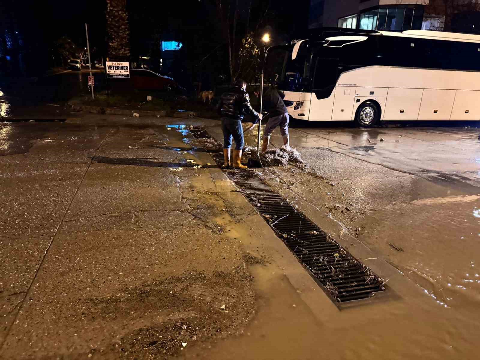 Kuşadası Belediyesi ekipleri yağmurun ilk anından itibaren sahadaydı
