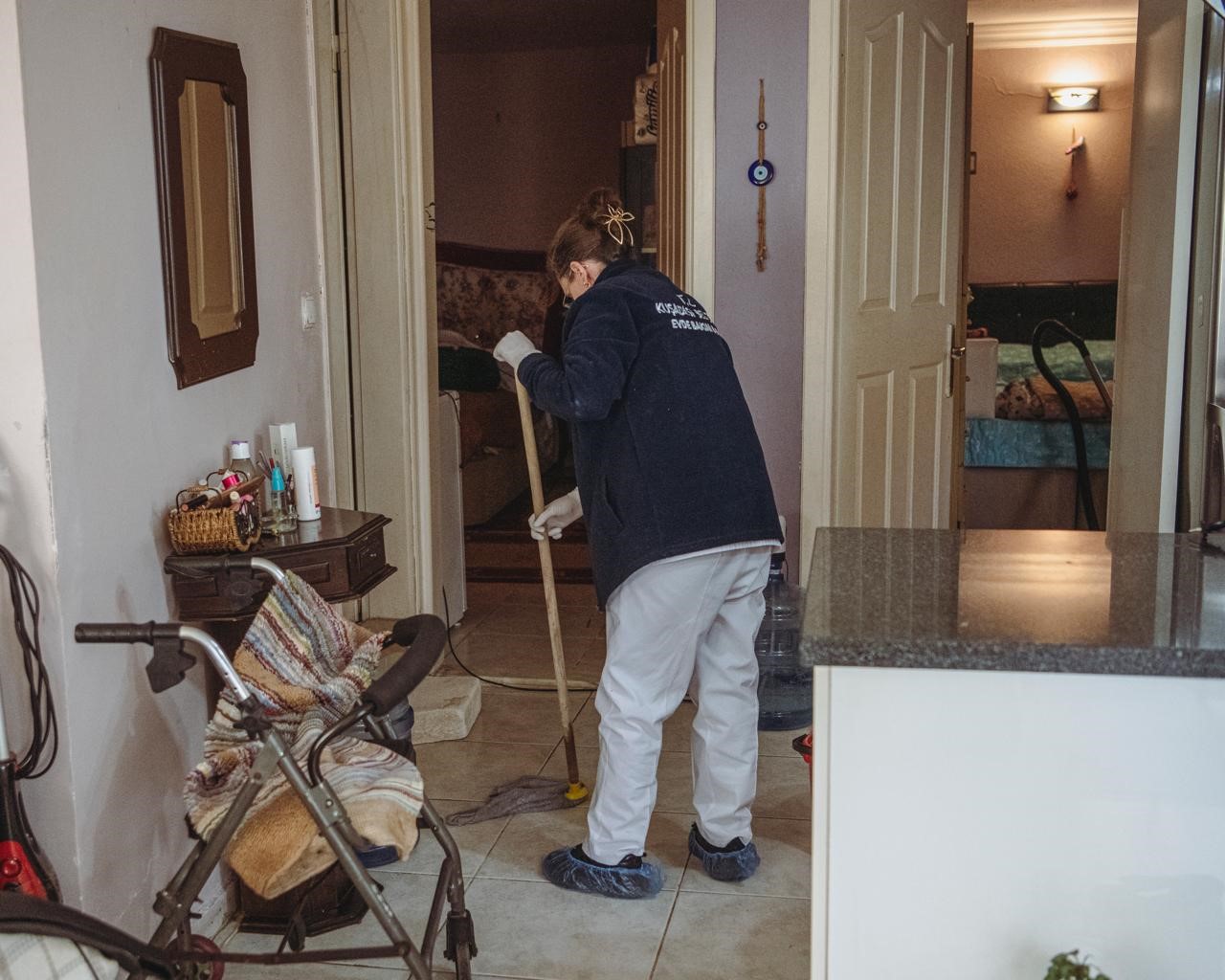 Kuşadası Belediyesi Evde Bakım Birimi ihtiyaç sahibi vatandaşların yanında
