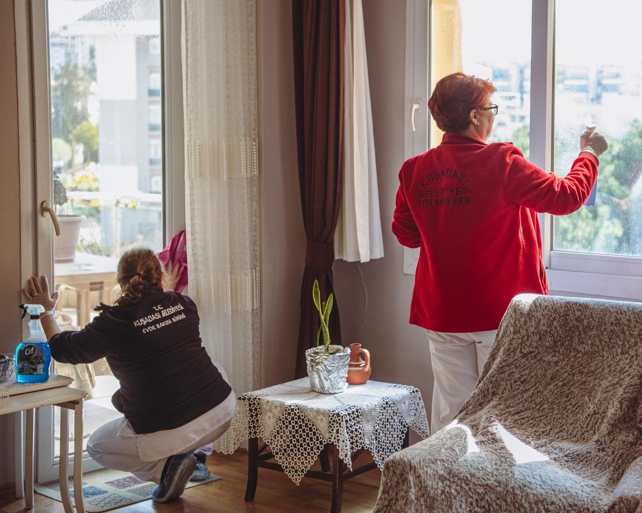 Kuşadası Belediyesi Evde Bakım Birimi ihtiyaç sahibi vatandaşların yanında
