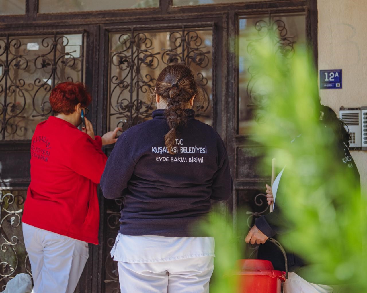 Kuşadası Belediyesi Evde Bakım Birimi ihtiyaç sahibi vatandaşların yanında
