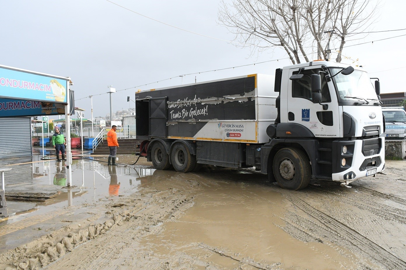 Kuşadası Belediyesi selin yaralarını sarmak için saha çalışmalarını sürdürüyor
