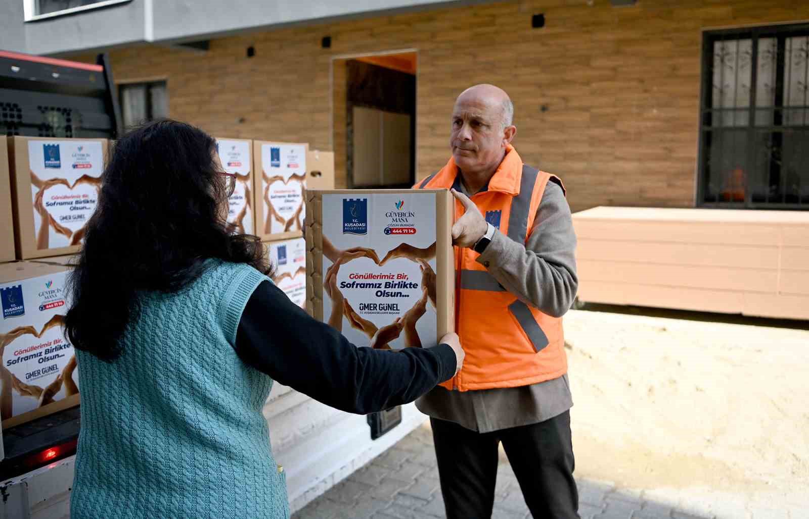 Kuşadası Belediyesi’nden 3 bin 500 aileye Ramazan yardımı
