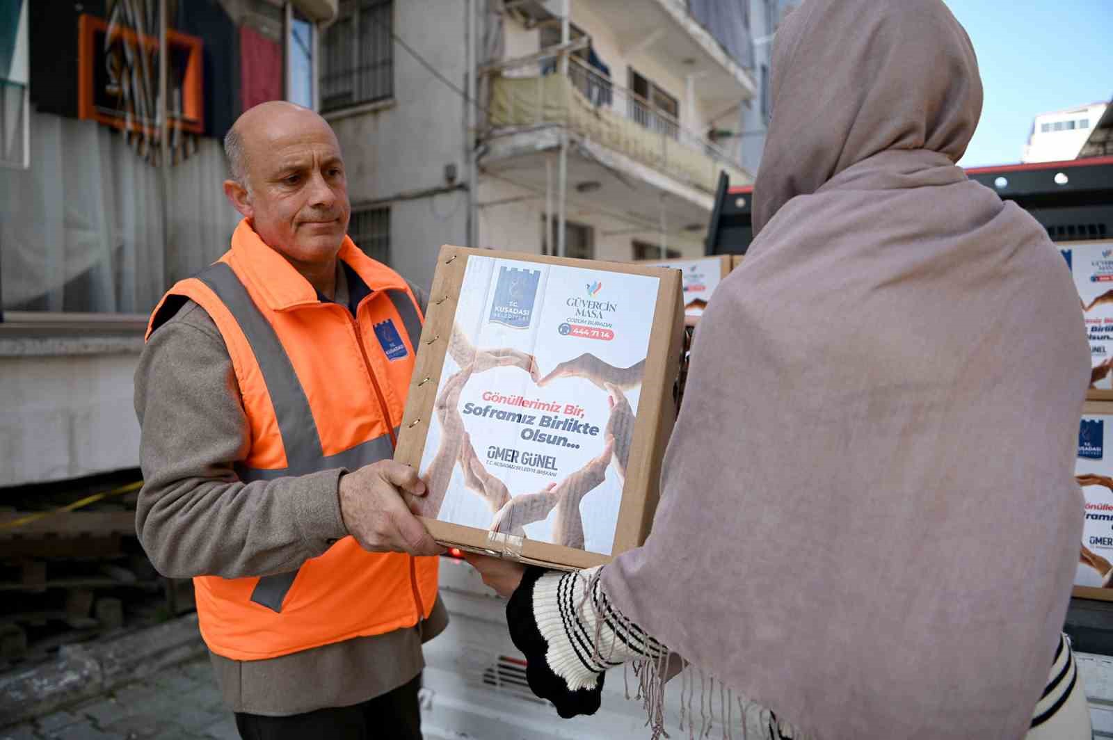 Kuşadası Belediyesi’nden 3 bin 500 aileye Ramazan yardımı
