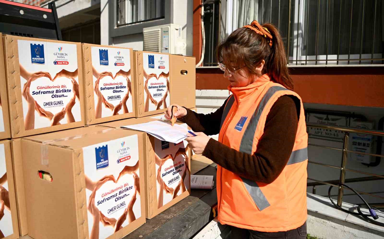 Kuşadası Belediyesi’nden 3 bin 500 aileye Ramazan yardımı
