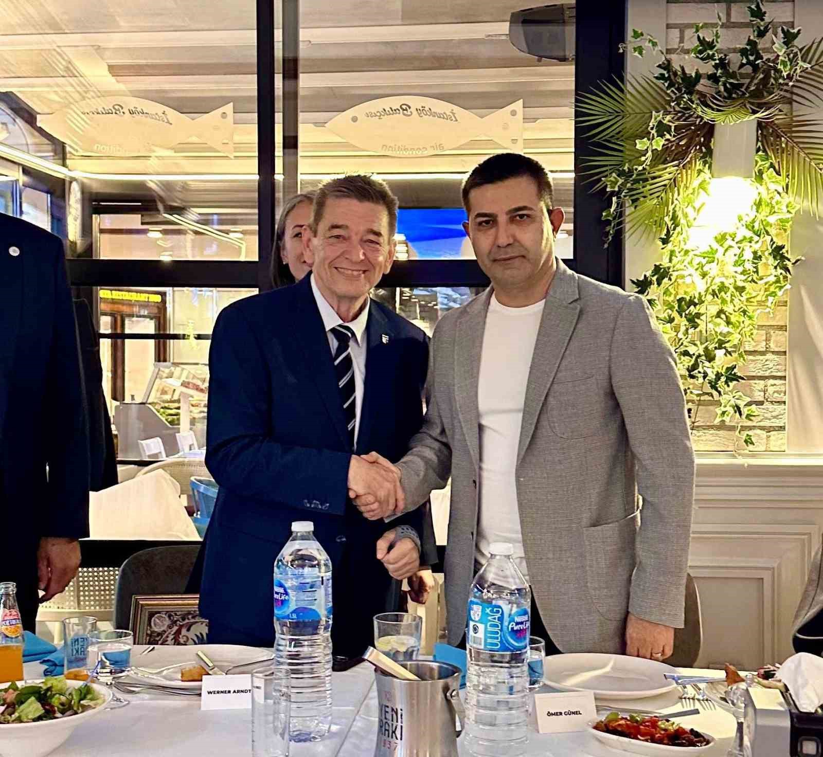 Kuşadası Belediyesi’nden Arndt’a fahri hemşehrilik beratı
